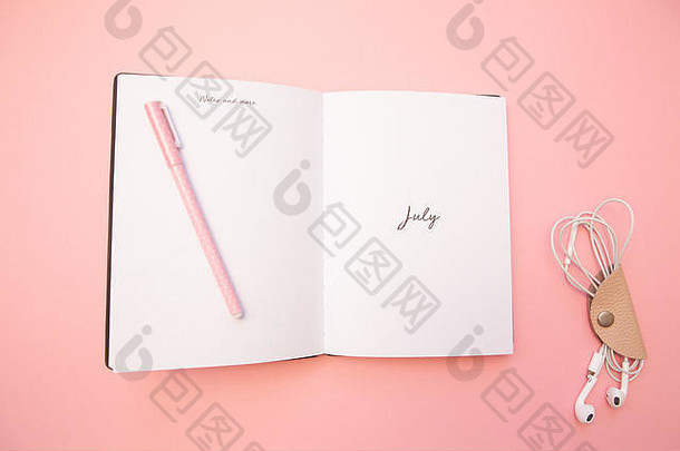 打开日记粉红色的笔耳机柔和的千禧粉红色的背景概念学习写博客前视图平躺最小的风格