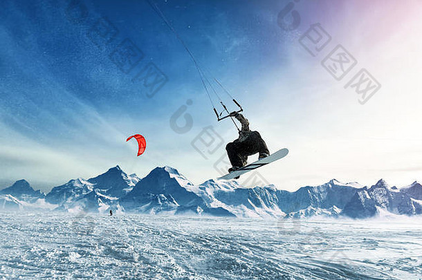 年轻的但骑滑雪冻湖山射线不断上升的太阳冬天