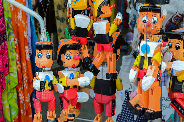 众多木皮诺曹玩具挂街商店村panagia萨索斯-希腊