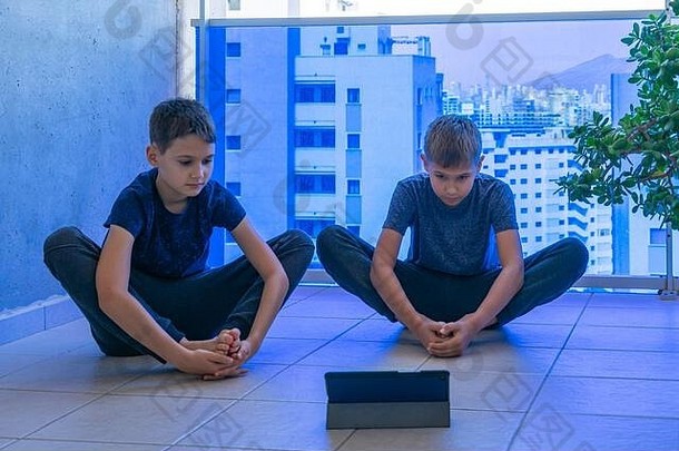 孩子们平板电脑电脑体育运动练习练习瑜伽阳台体育运动希希蒂生活方式活跃的休闲首页