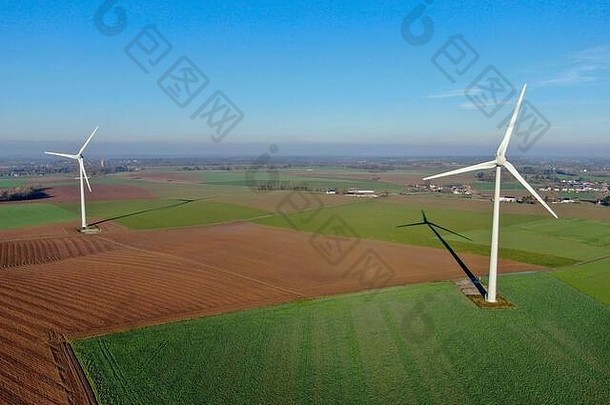 空中视图风涡轮机农业<strong>字</strong>段蓝色的冬天一天能源生产清洁可再生能源