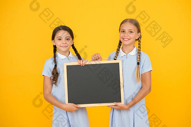 真正的信息女孩持有写作表面黄色的背景孩子们黑板写作信息空白董事会信息新鲜的<strong>学校</strong>信息复制空间<strong>学校</strong>新闻