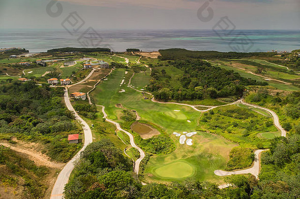 空中视图高尔夫球海洋背景