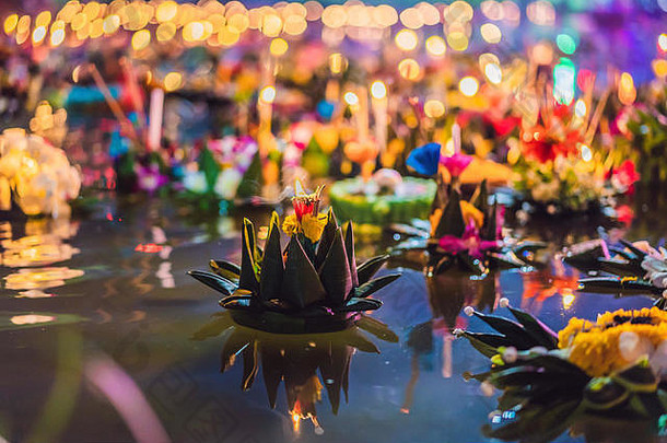阿来水灯节日人买花蜡烛光浮动水庆祝阿来水灯节日泰国