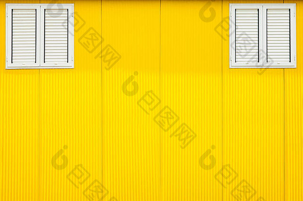 锁着的窗口的百叶窗黄色的阳光明媚的墙