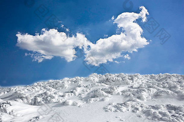 冬天景观雪覆盖山多云的蓝色的天空