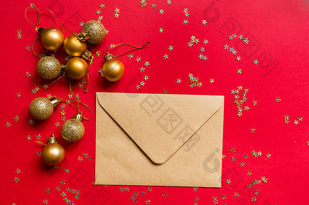 圣诞节作文信封玩具红色的背景金五彩纸屑一年概念问候卡圣诞节庆祝活动平躺前