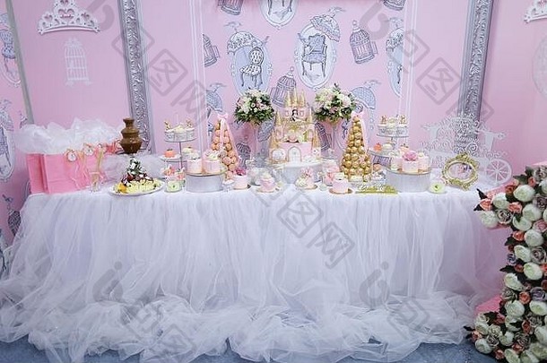 美味的美味的甜蜜的蛋糕糖果婚礼表格