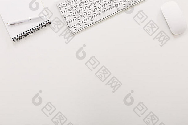 办公室白色表格电脑键盘鼠标记事本前视图