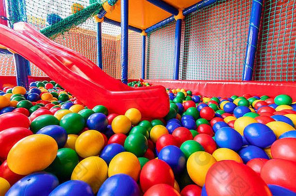 彩色的塑料球池游戏房间游泳池有趣的跳彩色的塑料球