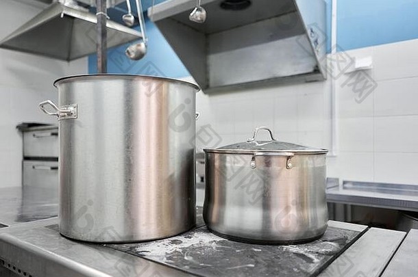 特写镜头大锅炉子老板烹饪商业厨房热工作真正的脏餐厅厨房