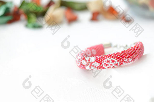 红色的串珠手镯花打印纺织背景