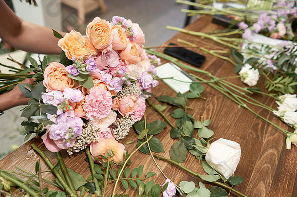 欧洲花商店概念花店女人创建美丽的花束混合花英俊的新鲜的群教育主类花卉栽培技术