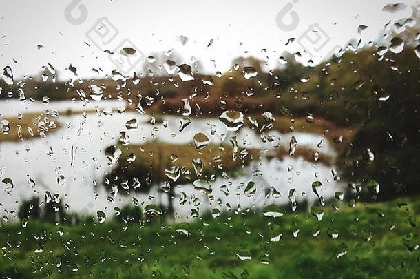 雨滴玻璃窗口