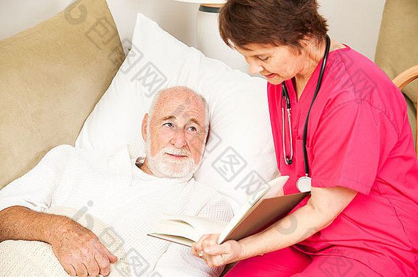 友好的首页照顾者读取上了年纪的病人