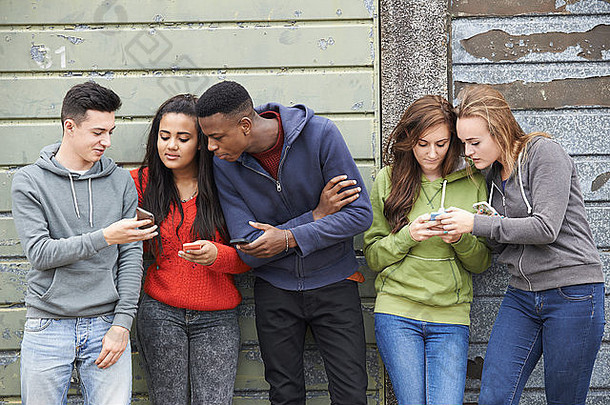 集团青少年分享文本消息移动手机