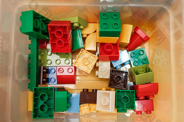 色彩斑斓的塑料构造函数孩子们盒子前视图