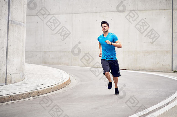 慢跑城市图片肌肉发达的男人。短跑户外锻炼