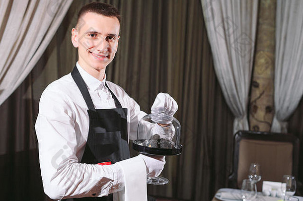 餐厅老板美味松露素食主义者食物蘑菇服务员服务餐概念
