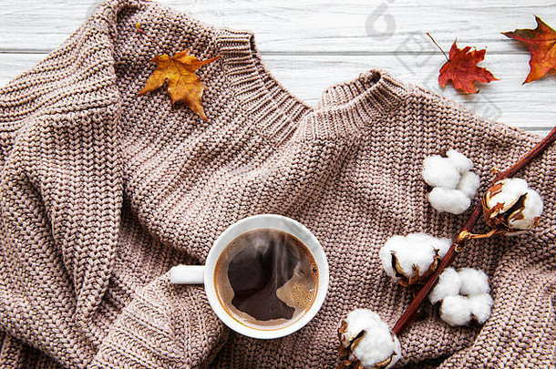 秋天冬天首页生活视图前概念首页大气装饰杯咖啡棉花花毛衣秋天