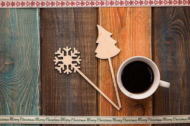 圣诞节木背景丝带玩具咖啡杯