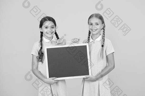 快乐的朋友复古的统一的古董孩子时尚回来学校小女孩持有黑板上孩子们教育女孩展示信息学校复制空间董事会广告