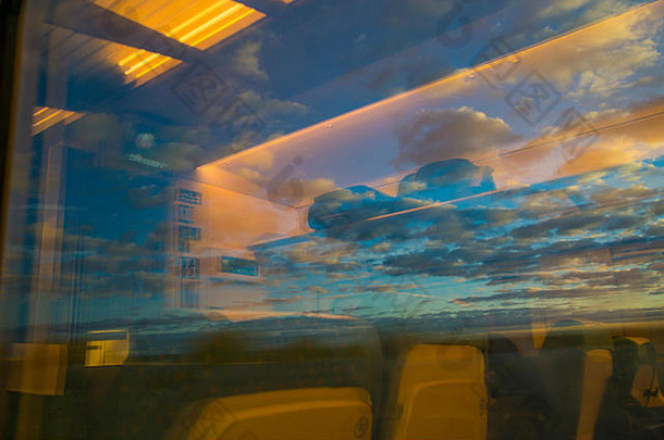 天空反映了火车窗口