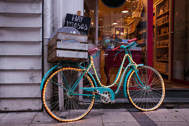 绿色自行车覆盖灯商店