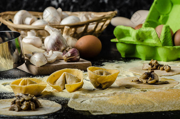 意大利饺子塞蘑菇帕尔玛奶酪有机大蒜<strong>撒种子</strong>坚果超过黄油减少