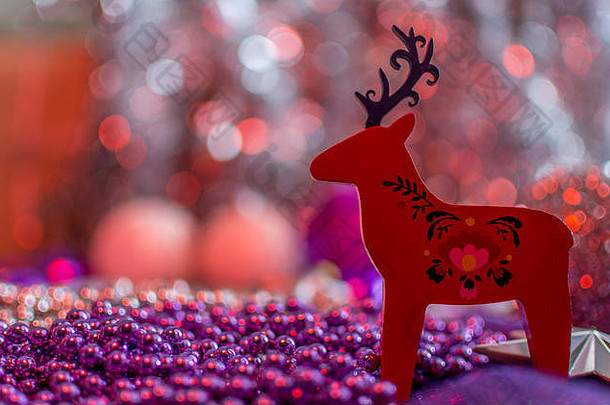 圣诞节装饰红色的雨鹿浅深度场奶油红色的背景