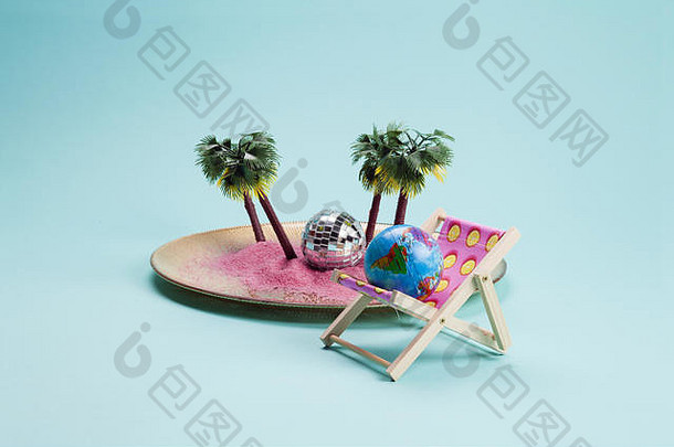 金板粉红色的沙子迷你塑料棕榈树内部迪斯科球帆布躺椅地球球绿松石背景迷你