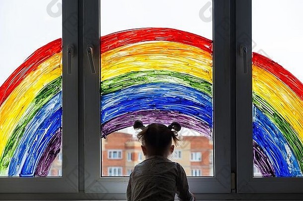 女孩背景绘画彩虹窗口孩子们休闲首页积极的视觉支持检疫流感大流行冠状病毒新冠病毒