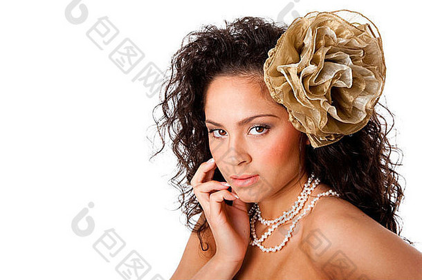 美丽的脸高加索人拉美裔女人清晰的皮肤穿珍珠项链假的花卷曲的头发孤立的