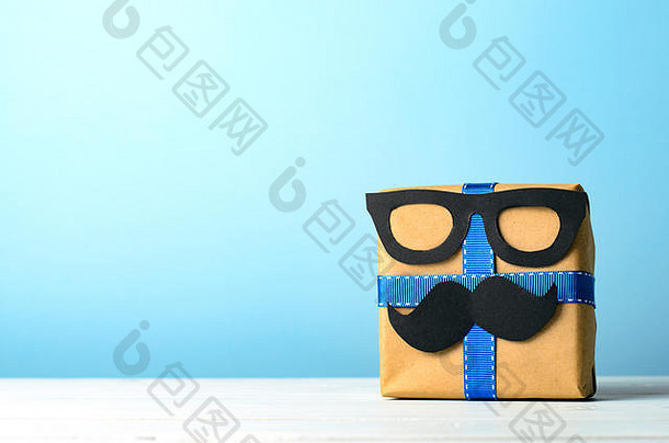 礼物盒子胡子蓝色的背景现在父亲的一天概念