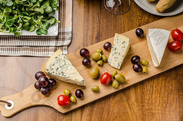 美味的蓝色的奶酪橄榄葡萄沙拉酒橄榄石油巴奎特斯