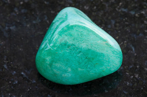 宏拍摄自然矿物岩石标本抛光绿色砂金石宝石黑暗花岗岩背景