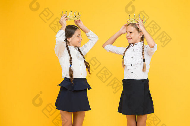动机奖学校孩子们奖加冕才华横溢的学生做梦名声丰富女生穿金冠象征尊重奖尊重可爱的公主