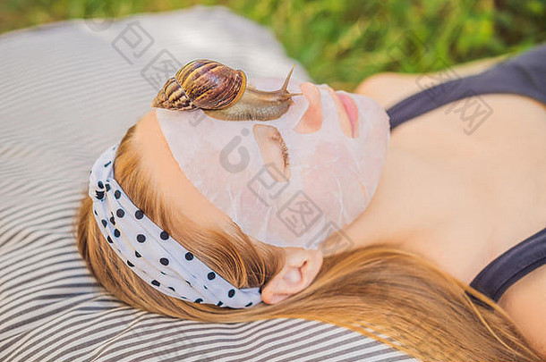 年轻的女人使脸面具蜗牛粘液蜗牛爬行脸面具