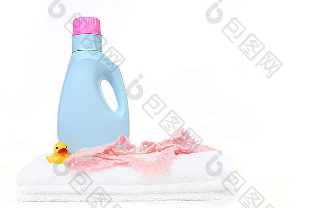 婴儿女孩洗衣项目瓶洗涤剂白色背景
