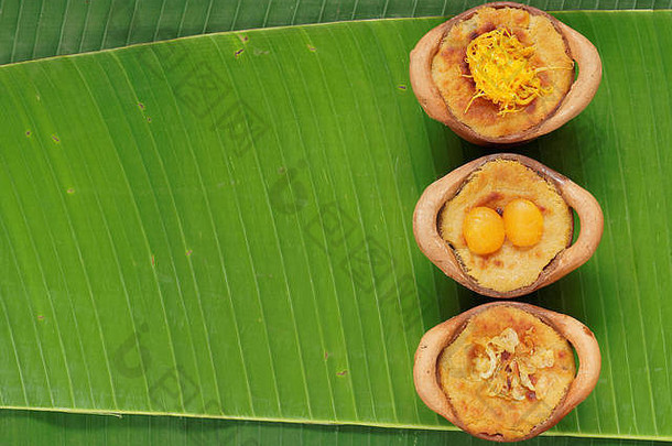 泰国椰子蛋奶沙司布丁甜点鱼肚gaeng粘土能香蕉叶背景