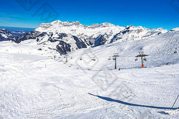 美丽的冬天景观瑞士阿尔卑斯山脉滑雪者滑雪著名的恩格尔格titlis滑雪度假胜地瑞士欧洲