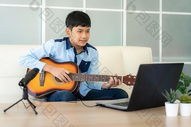 亚洲男孩玩声吉他看在线移动PC练习首页亚洲男孩虚拟快乐小时会议玩音乐