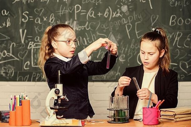 学生可爱的女孩测试管液体化学实验概念安全措施提供安全化学反应天才孩子们工作化学理论基本知识化学