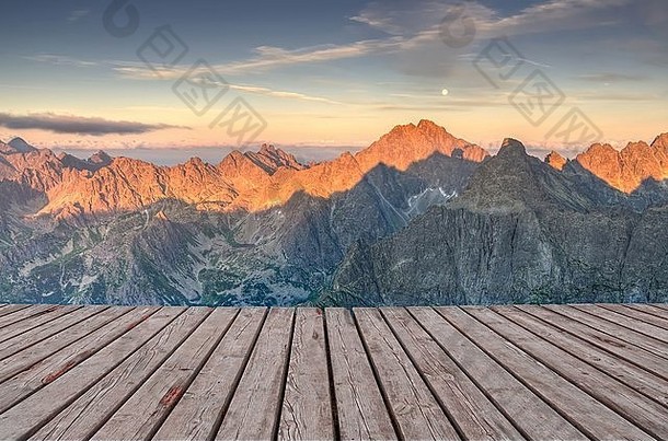 木木板地板上山峰会背景高塔特拉山山日落斯洛伐克