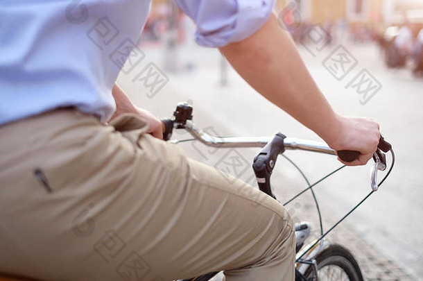特写镜头男人。自行车城市