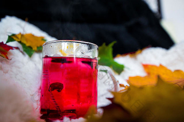 色彩斑斓的秋天背景杯杯子热红色的水果茶烟舒适的房间毛茸茸的毯子纱叶子创建邀请温暖的大气
