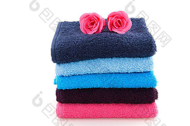 色彩斑斓的折叠毛巾粉红色的蓝色的肥皂玫瑰