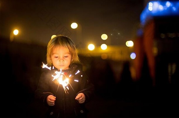 腰肖像快乐孩子们庆祝一年照明罗马焰火筒在户外花园
