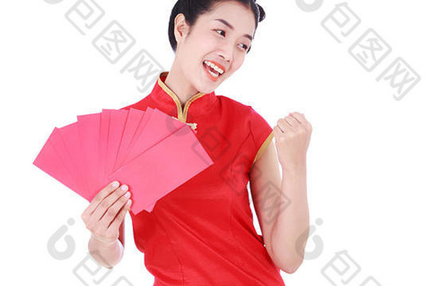 快乐女人穿旗袍持有红色的信封概念快乐中国人一年孤立的白色背景