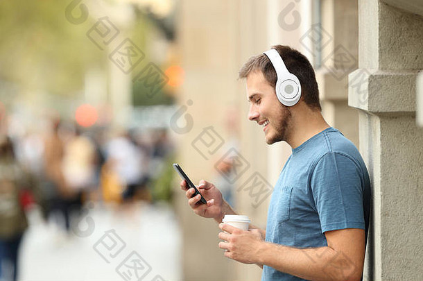 配置文件快乐的家伙听音乐行耳机聪明的电话倾斜墙街